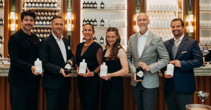 Sechs Personen präsentieren den neuen Another Hendrick's-gin in einer Wiener Bar