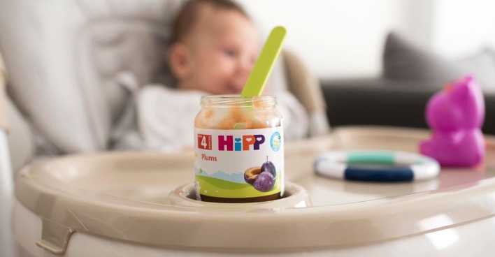 Hipp Babynahrung Glas mit Löffel vor Baby im Hochstuhl Symbolbild Verdächtiger Rattengift Ermittlungen