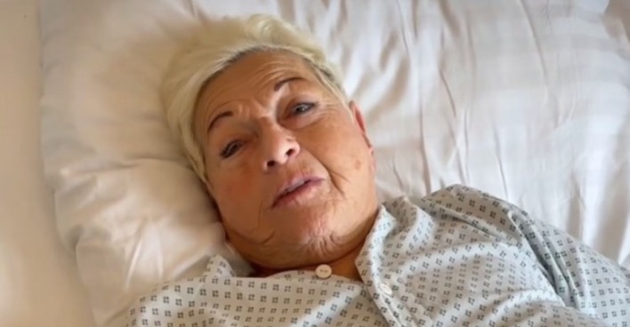 Jazz Gitti meldet sich nach einer Operation direkt aus dem Spitalbett und zeigt sich trotz Krankenhaus-Aufenthalt humorvoll.