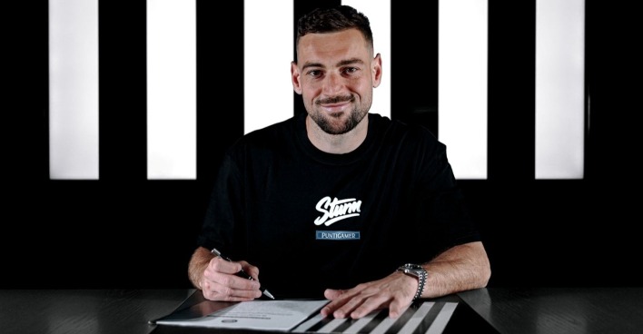 Jürgen Heil bei der Vertragsunterzeichnung bei Sturm Graz