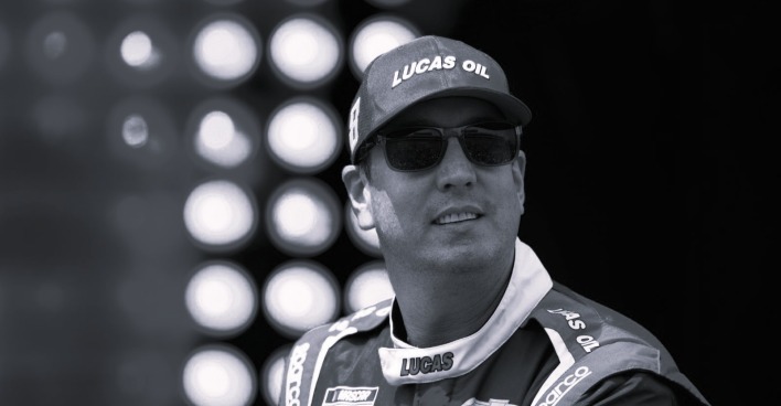 Kyle Busch lächelt in seinem Rennanzug