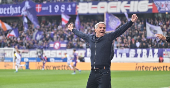 Dietmar Kühbauer jubelt beim LASK-Meistertitel 2026 im Stadion der Austria Wien vor Fans