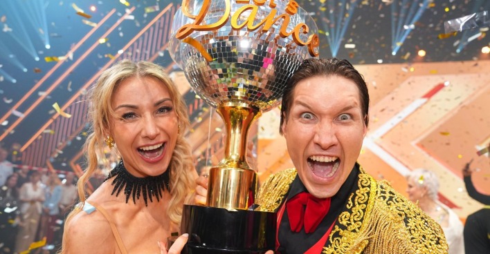 Anna-Carina Woitschack gewinnt Let’s Dance 2026 und hält den Pokal mit Evgeny Vinokurov