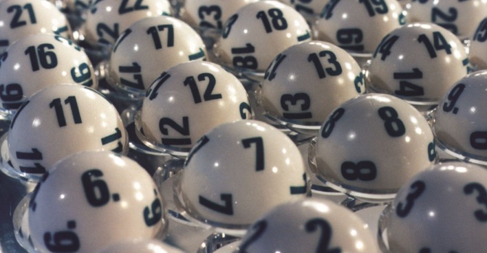 Lotto-Ziehung mit nummerierten Kugeln, Symbolbild für Jackpot und Gewinnzahlen in Österreich