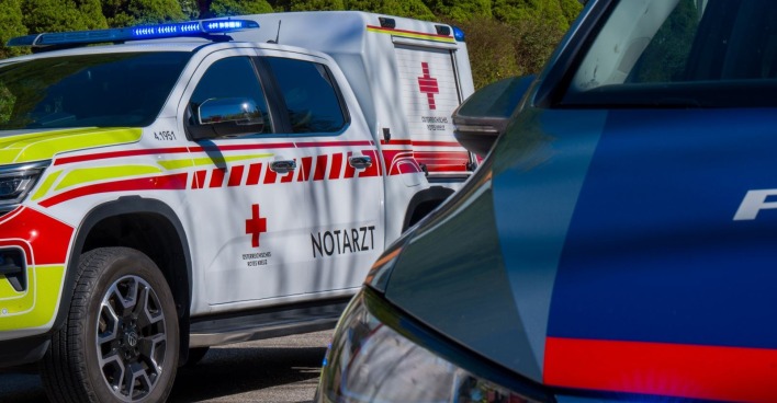 Notarzt und Polizei stehen an einer Unfallstelle
