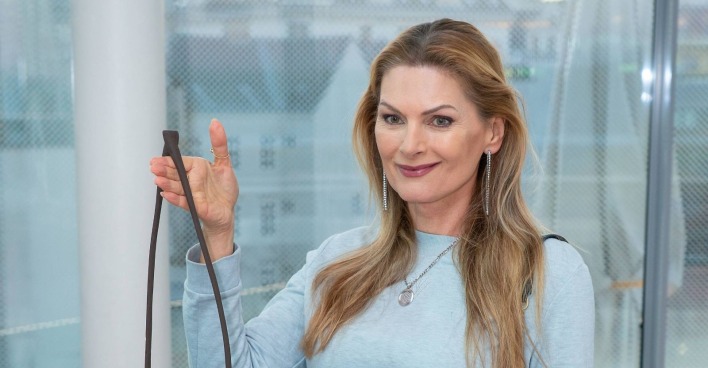 Martina Kaiser posiert bei einem Event mit lächelndem Blick in die Kamera und sorgt aktuell mit ihrer humorvollen Antwort auf eine Playboy-Frage auf Instagram für Gesprächsstoff.