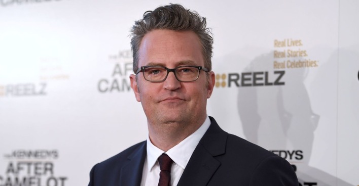 Matthew Perry bei einem öffentlichen Event in dunklem Anzug und Brille. Der Schauspieler blickt direkt in die Kamera. Das Bild zeigt den TV-Star vor seinem Tod im Zusammenhang mit den aktuellen Vorwürfen seiner Mutter gegen seinen ehemaligen Assistenten.
