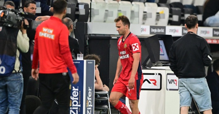 Matthias Seidl (SK Rapid Wien) nach Rot gegen LASK auf dem Weg in die Kabine.
