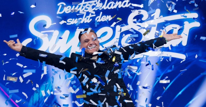 Mann freut sich, um ihn herum fliegt Konfetti