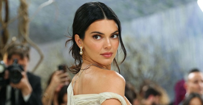 Kendall Jenner bei der Met Gala 2026 in einem eleganten Off-Shoulder-Look mit natürlichem Make-up und Schmuck, Blick über die Schulter vor Fotografen