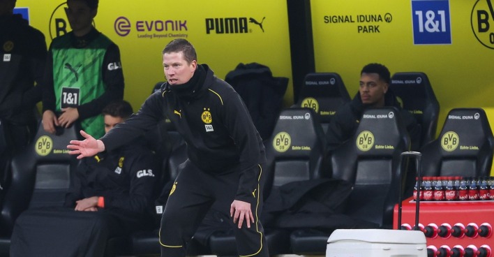Trainer Mike Tullberg (Dortmund) gibt lautstark Anweisungen.