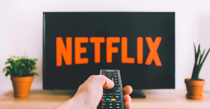 Netflix-Logo auf einem Fernseher: Das Streamingportal arbeitet an dem neuen Anime-Remake „The One Piece“ zur Kultserie One Piece.