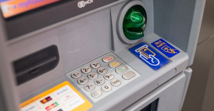 ATM-Schnittstelle mit Tasten zur Eingabe eines PIN-Codes und Kreditkarten.