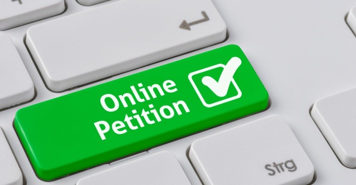 Flat Tax Petition Österreich – Online-Petition für 10 Prozent Steuer auf Überstunden auf Tastatur dargestellt