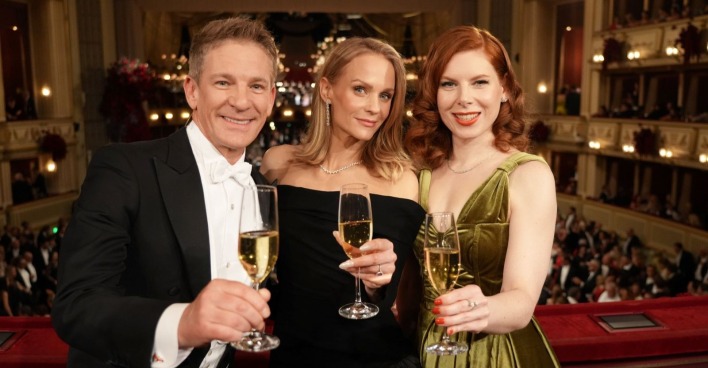 Opernball Karten 2027: Andi Knoll, Mirjam Weichselbraun und Teresa Vogl posieren mit Sektgläsern in einer Loge der Wiener Staatsoper beim Wiener Opernball.