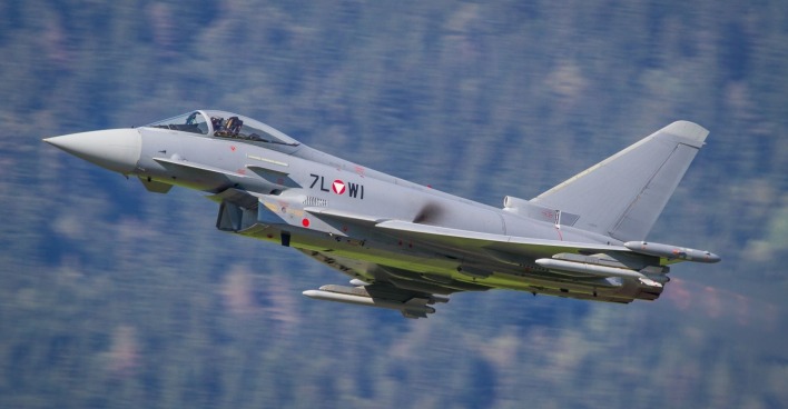 Eurofighter der österreichischen Luftwaffe im Flug während eines Alarmstarts zur Identifizierung von US-Militärflugzeugen über Österreich