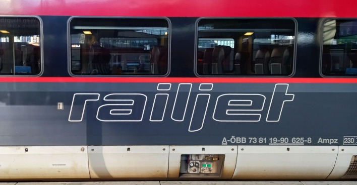 ÖBB Railjet Zug in Wien Meidling mit Railjet-Schriftzug, Symbolbild für überfüllten Zug und Polizeieinsatz in Österreich