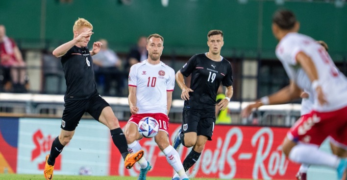 Nicolas Seiwald (AUT), Christian Eriksen (DEN) und Christoph Baumgartner (AUT) am Montag, 06. Juni 2022, während der Nations-League-Begegnung zwischen Österreich und Dänemark in Wien.