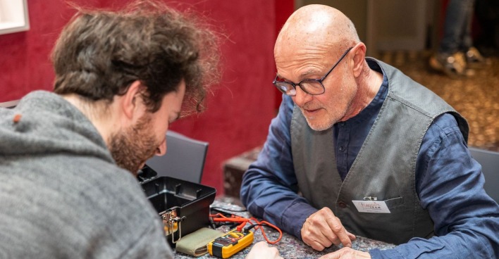 Handwerker und Kunde sehen sich aputtes Produkt an
