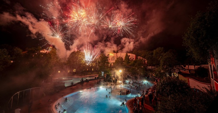 Feuerwerk über einem Pool
