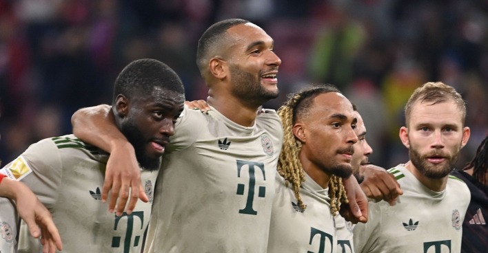 Dayot UPAMECANO (FC Bayern Munich), Jonathan TAH (FC Bayern Munich), Sacha BOEY (FC Bayern Munich) und Konrad LAIMER (FC Bayern Munich) beim Jubeln.