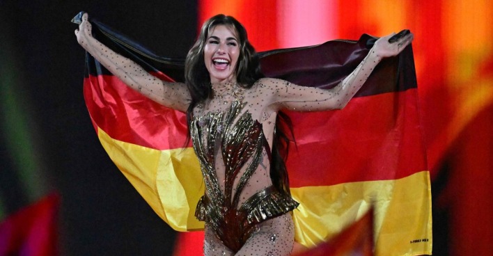 Sarah Engels beim Eurovision Song Contest mit Deutschlandflagge auf der Bühne nach ihrem ESC-Auftritt für Deutschland