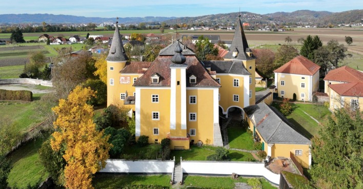 Schloss Mühldorf Insolvenz in Oberösterreich: Luftaufnahme des ehemaligen Hotels und der Eventlocation nach Konkurs in Feldkirchen an der Donau