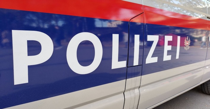 Polizeiwagen als Themenbild für den Großeinsatz vor dem Gasthaus Lüftner in Linz-Urfahr