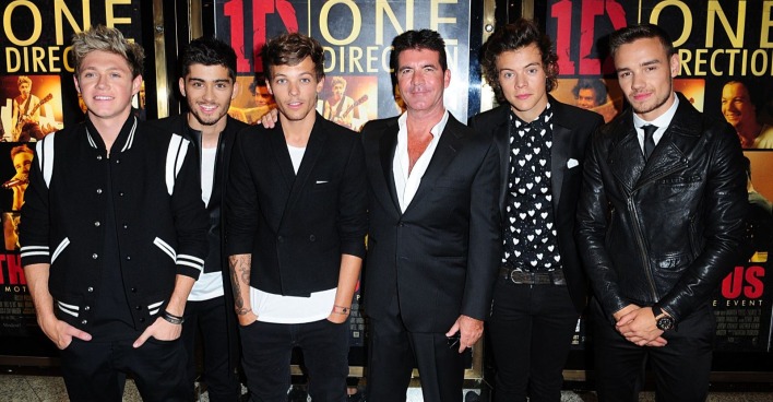 Simon Cowell posiert gemeinsam mit den Mitgliedern von One Direction, darunter der verstorbene Liam Payne, bei einer Premiere in London.