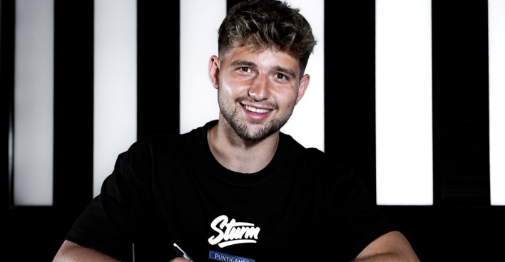 Der neue Sturm-Spieler Simon Seidl bei der Vertragsunterzeichnung in Graz