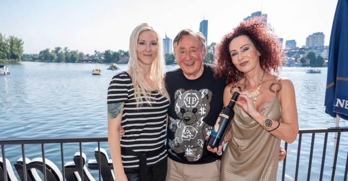 Simone Lugner, Richard Lugner und Christina „Mausi“ Lugner bei einem gemeinsamen Event in Wien – Mausi und Simone Lugner sorgen im aktuellen Prozess um Simones Wohnrecht in der Lugner-Villa für Aufmerksamkeit.