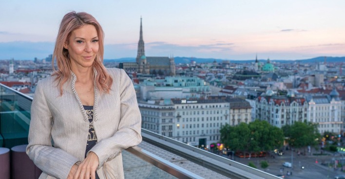 Simone Lugner posiert über den Dächern Wiens mit Blick auf den Stephansdom vor ihrem Auftritt in der ORF-Sendung „Tierisch Prominent“.