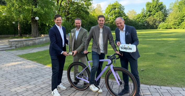 Marco Pointner (Geschäftsführer Saalfelden Leogang), Landeshauptfrau-Stellvertreter Stefan Schnöll, Martin Holnburger (Geschäftsführer Pastel Bicycles) und Leo Bauernberger (Geschäftsführer der SalzburgerLand Tourismus Gesellschaft) von links.