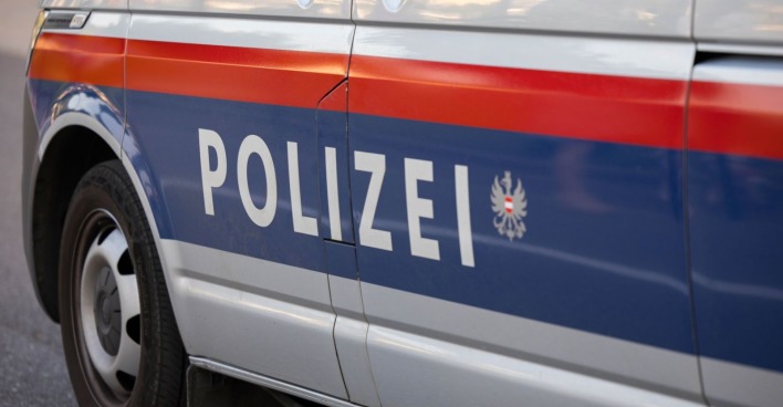 Polizeiauto Österreich mit Schriftzug Polizei bei Ermittlungen zu Sozialbetrug in Wiener Neustadt