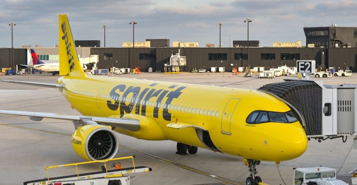 Ein Flugzeug von Spirit Airlines vor dem Abflug am Flughafen