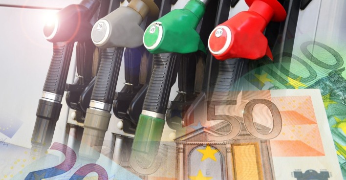 Zapfsäulen mit Benzin und Diesel vor Euro-Geldscheinen – Symbolbild für hohe Spritpreise und Auslaufen der Spritpreisbremse in Österreich