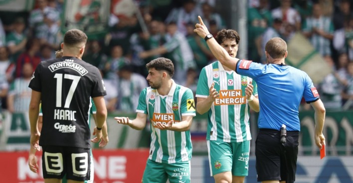 Schiedsrichter zeigt rote Karte im Spiel Sk Sturm gegen Sk Rapid während Spieler protestieren