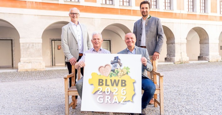 Vier Männer präsentieren ein Plakat