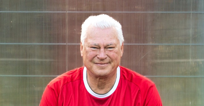 Toni Polster im roten Shirt blickt in die Kamera – der Ex-ÖFB-Stürmer muss wegen Kniearthrose operiert werden.