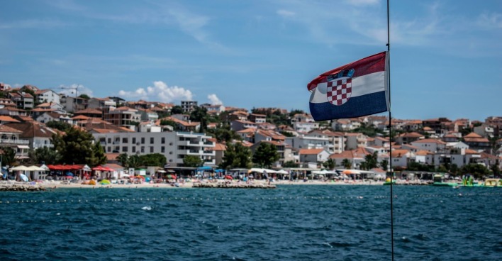 Blick auf einen Strand in Kroatien mit Ferienhäusern und Hotels.