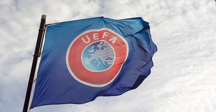 UEFA Flagge im Hintergrund bewölktes Wetter.