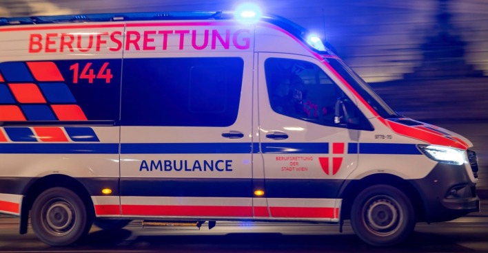 Rettungswagen im Einsatz nach Unfall A2 Südautobahn bei Traiskirchen, Lenker aus Auto geschleudert