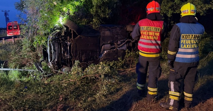 Verkehrsunfall in Laxenburg auf der L154: Ein Pkw liegt auf der Seite im Windschutzgürtel nach einem schweren Crash mit fünf Verletzten.