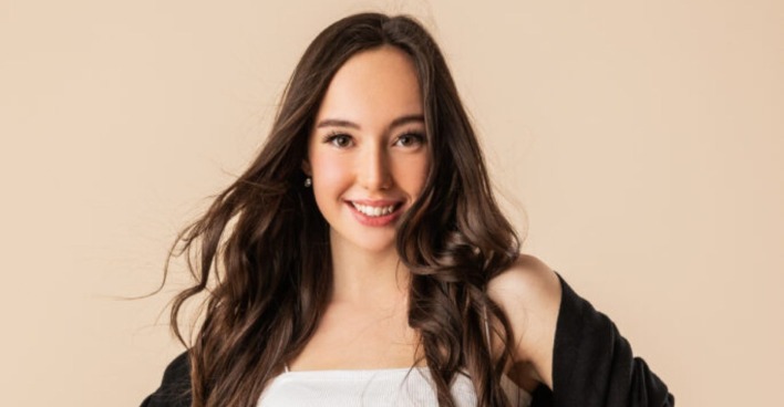anessa Dollinger lächelt in die Kamera und präsentiert ihren neuen Stil zur Single Hey Hey mit modernem Pop-Image.