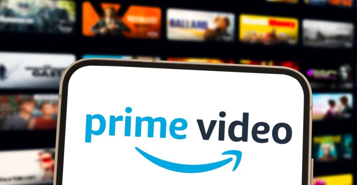 Amazon Prime Video Logo auf einem Bildschirm vor Streaming-Inhalten – Symbolbild zur Sammelklage der Verbraucherzentrale Sachsen gegen Werbung im Abo.