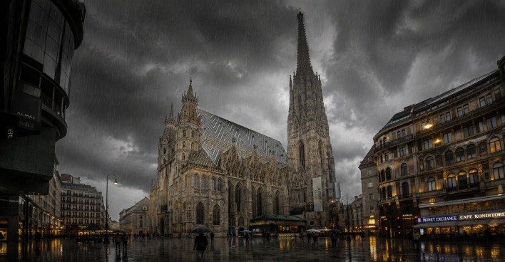 Regenwolken über dem Wiener Stephansdom als Themenbild für den Wettersturz in Wien
