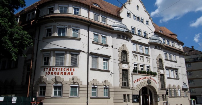 Außenansicht des Jörgerbades in Wien-Hernals