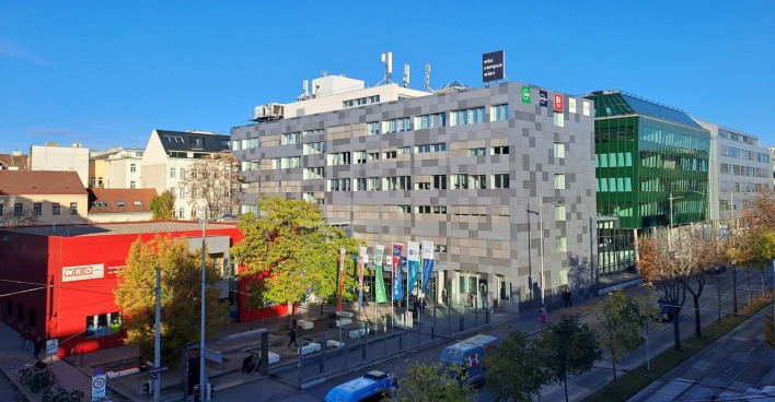 Außenansicht des wko campus wien bei Sonnenschein