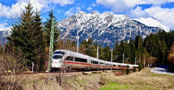 Ein Zug in Bayern auf den Gleisen.