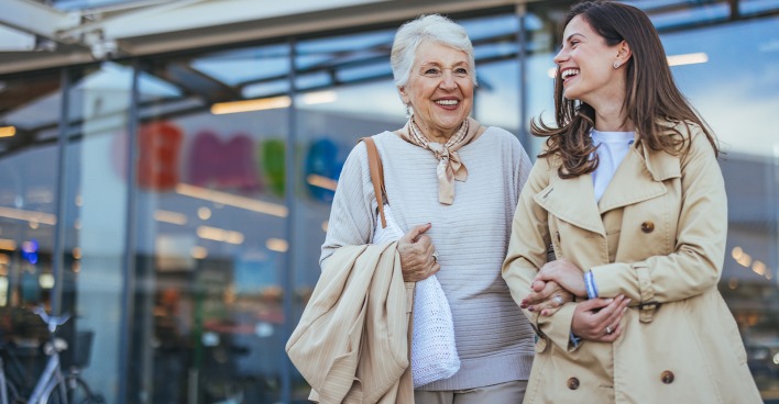 Frauen beim gemeinsamen Stadtbummel | Credit: Dragana Gordic/Shutterstock